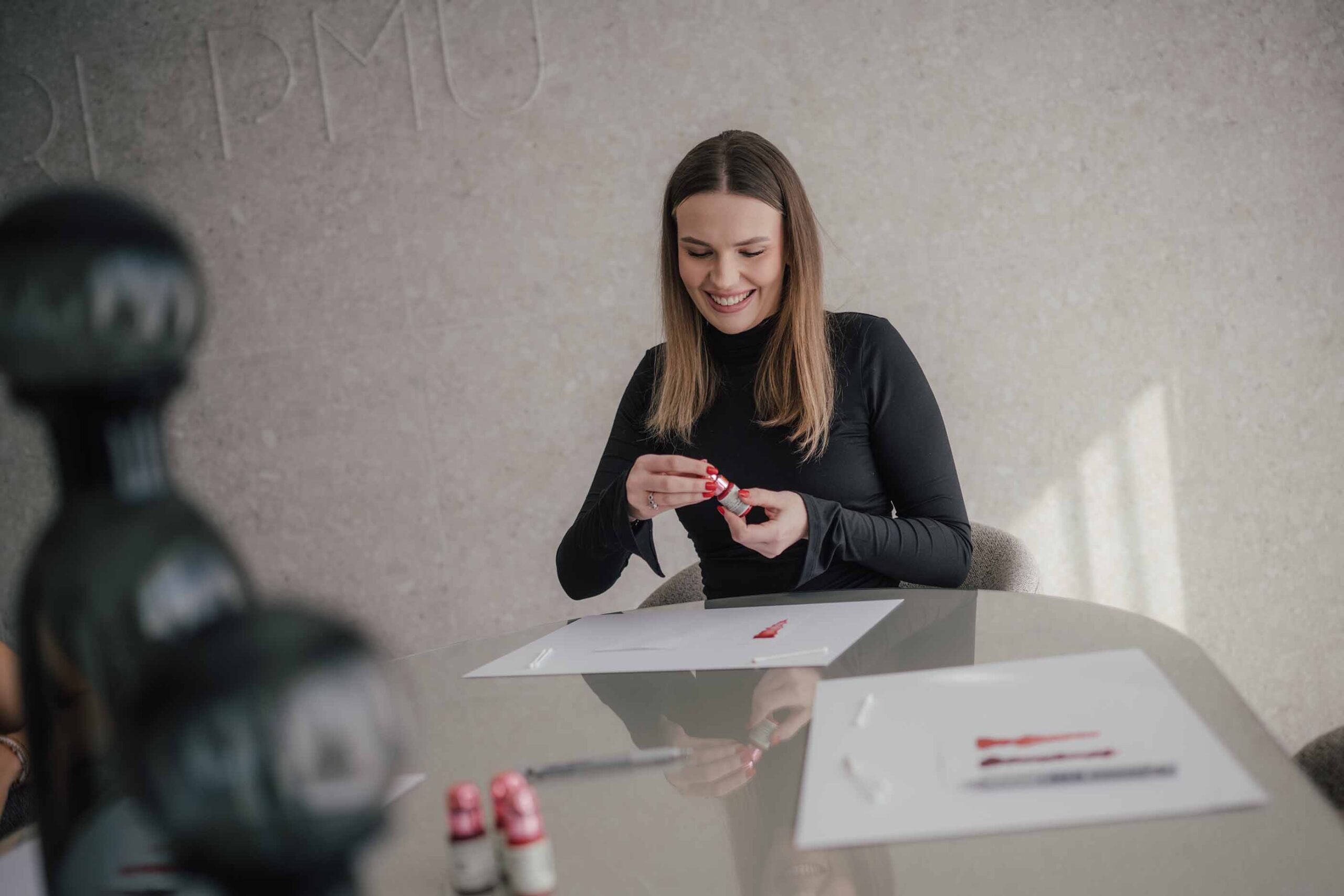 Foto vor Ort im Studio von Pure PMU bei einem Live Training, in dem die Schüler gerade Techniken im Permanent Make-up erlernen