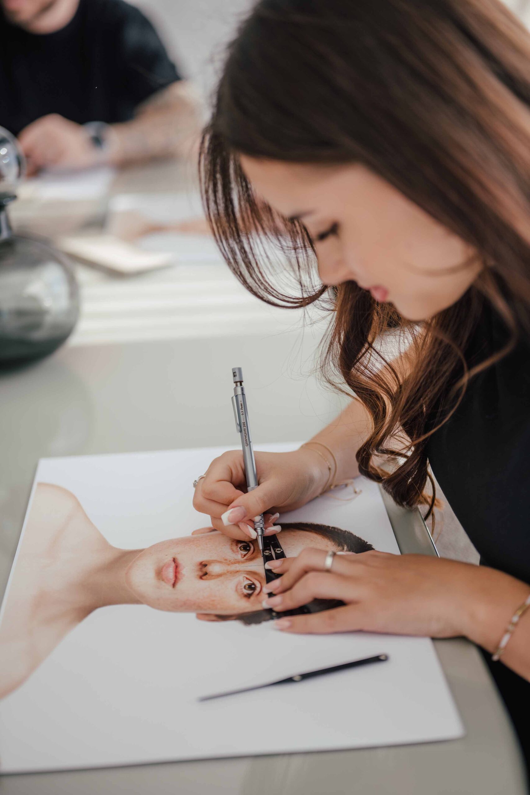 Foto vor Ort im Studio von Pure PMU bei einem Live Training, in dem die Schüler gerade Techniken im Permanent Make-up erlernen