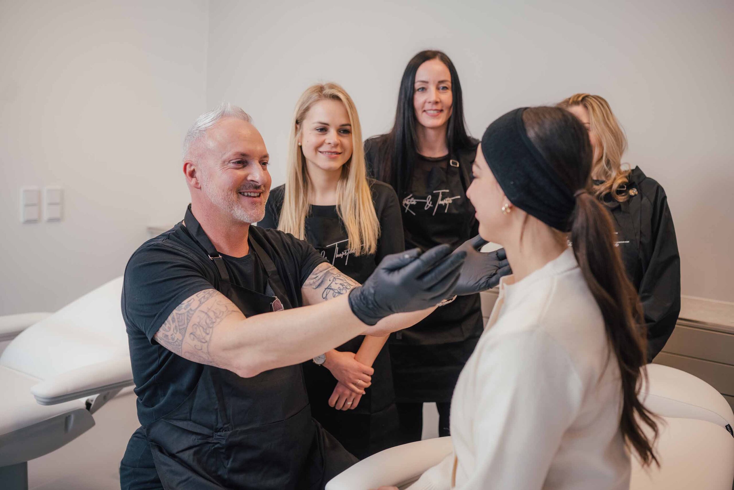 Foto vor Ort im Studio von Pure PMU bei einem Live Training, in dem die Schüler gerade Techniken im Permanent Make-up erlernen