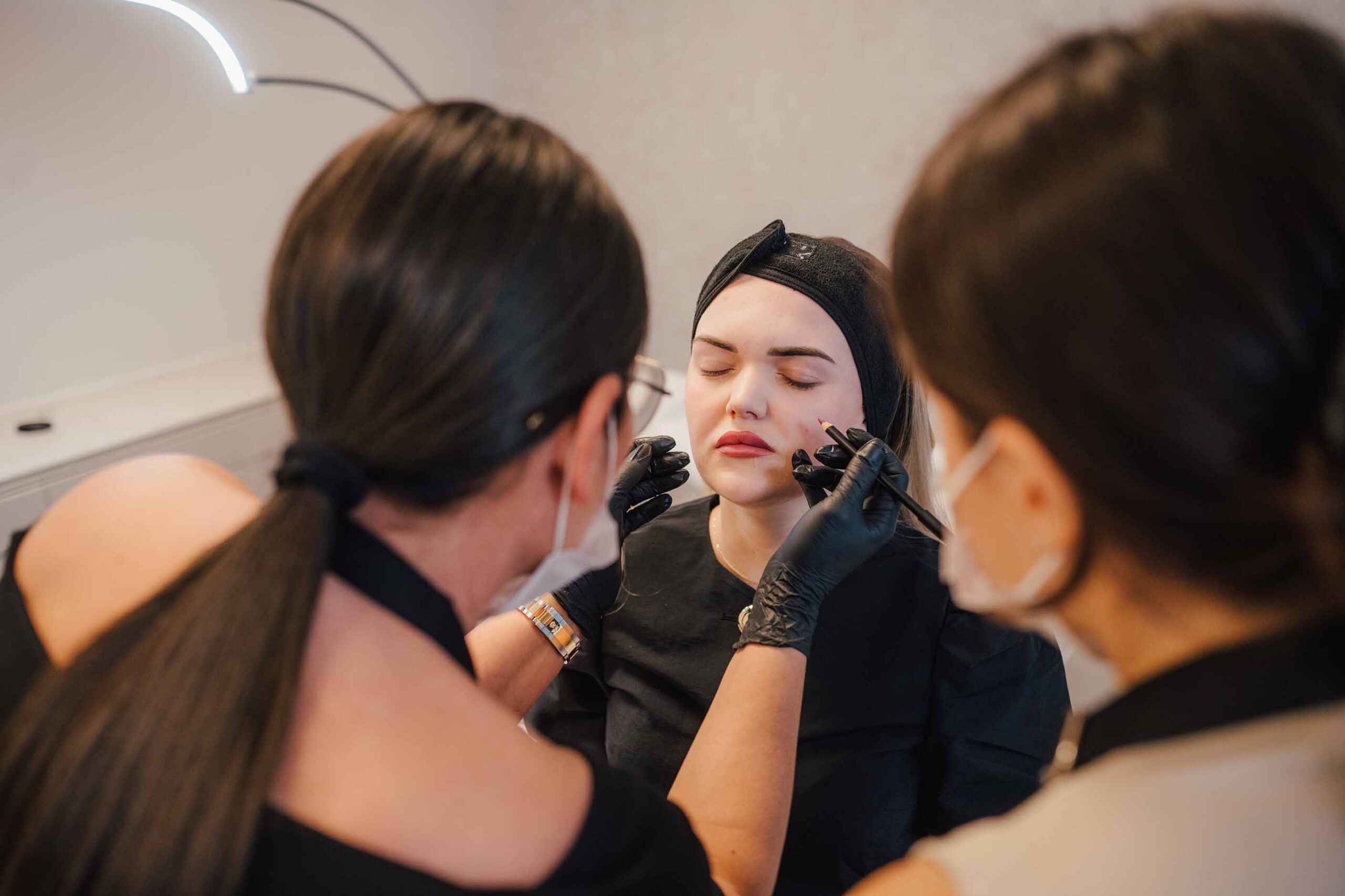 Foto vor Ort im Studio von Pure PMU bei einem Live Training, in dem die Schüler gerade Techniken im Permanent Make-up erlernen